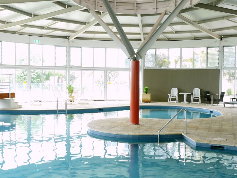 Innendørsbasseng og solsenger