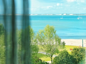 Desk, blackout drapes, soundproofing, iron/ironing board - Bunbury Hotel Koombana Bay (Bunbury)