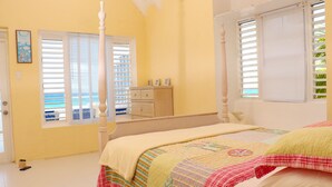 Un dormitorio con cama con dosel, cómoda y ventana con persianas.