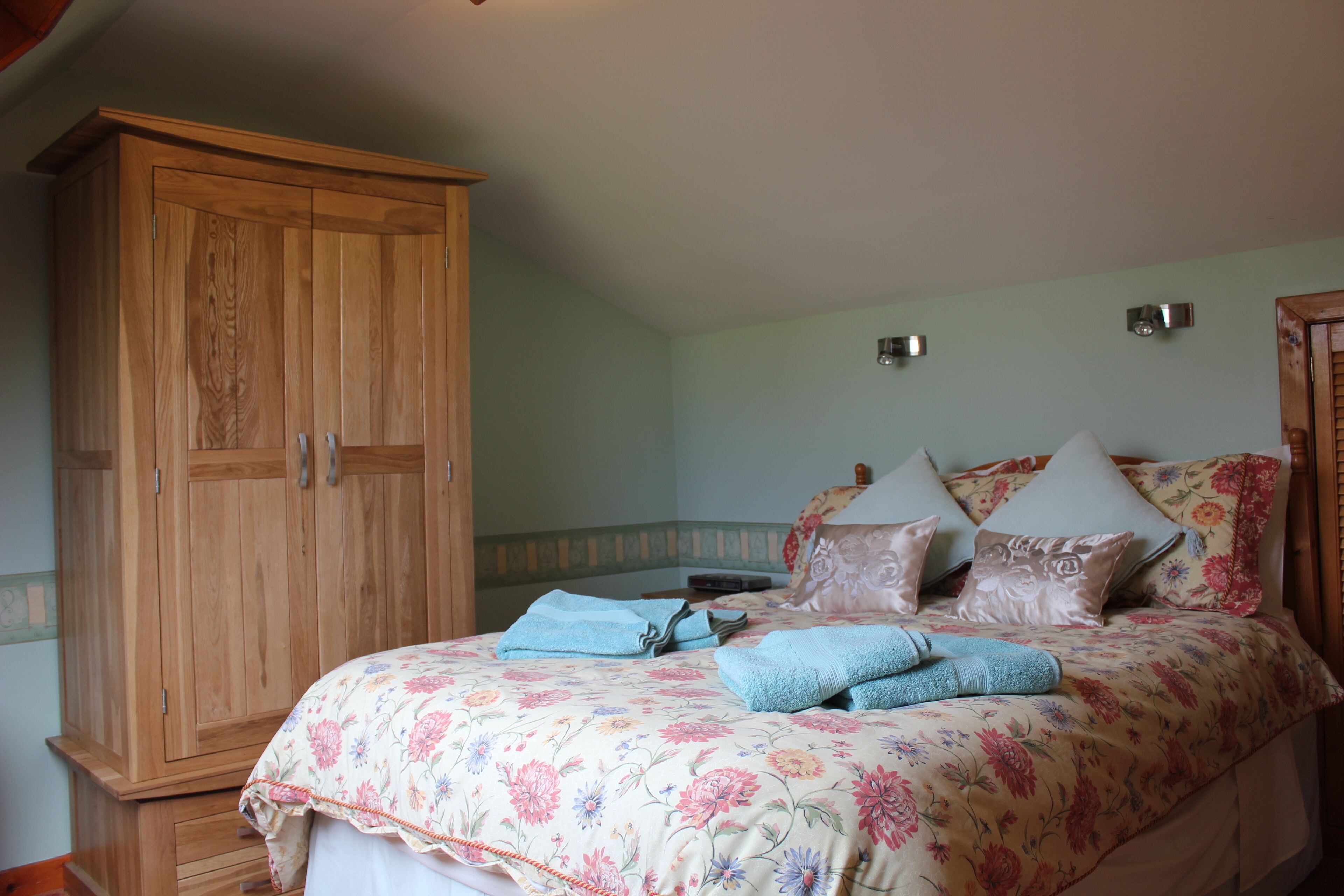 3 habitaciones, tabla de planchar con plancha, wifi y ropa de cama 