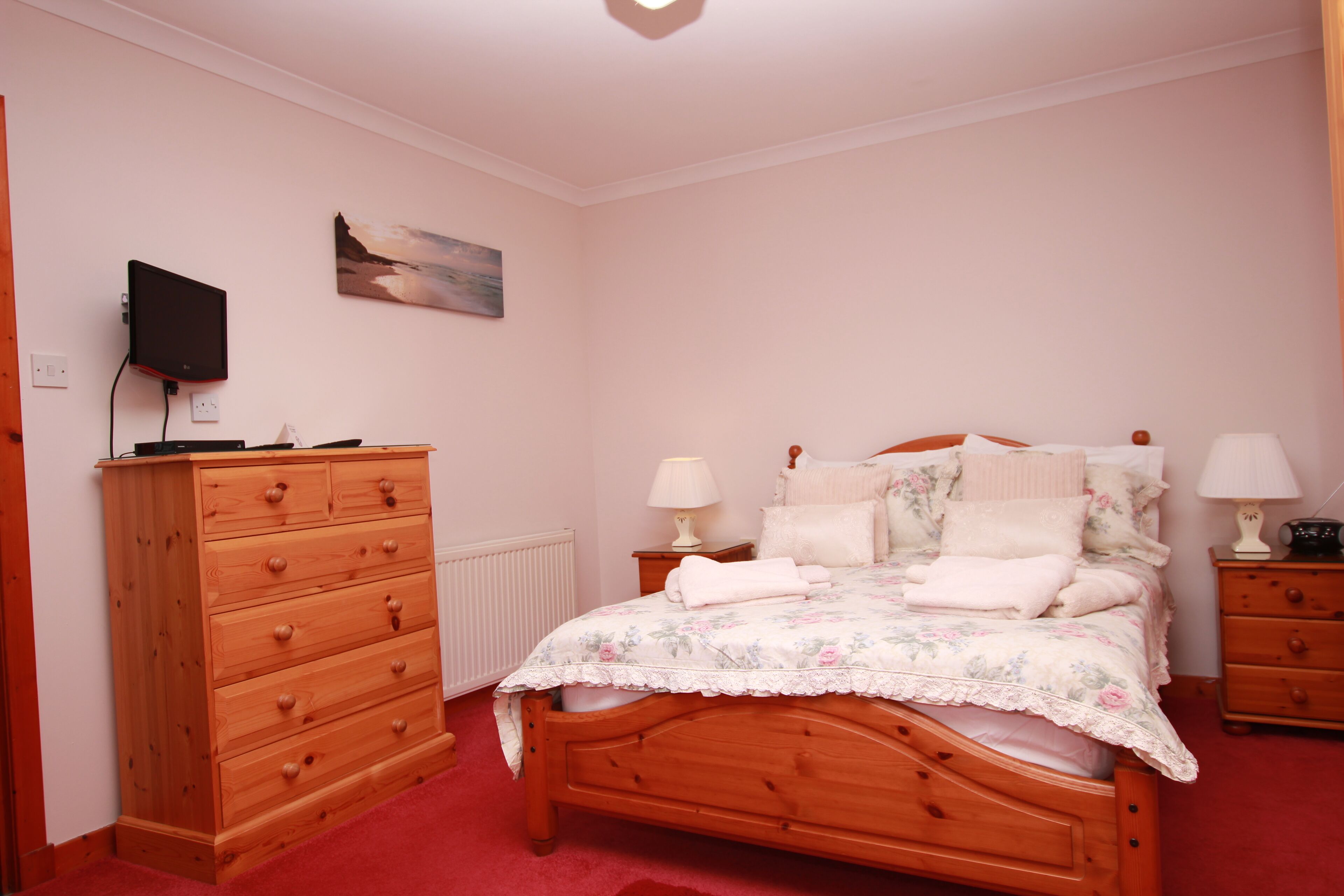 3 عدّة غرف نوم ومكواة/لوح كي وواي فاي وملاءات أسرّة