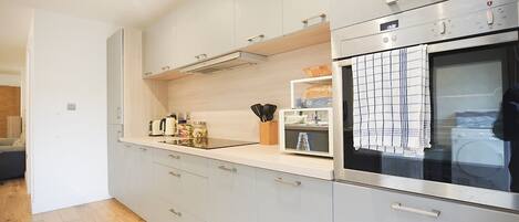 冷蔵庫、電子レンジ、オーブン、コンロ