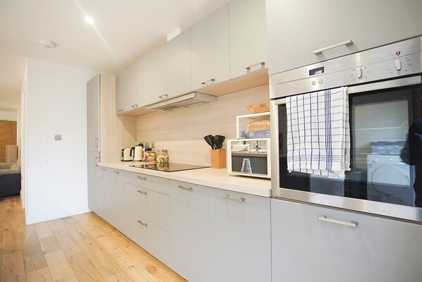 Refrigerador, microondas, horno, placa de cocina