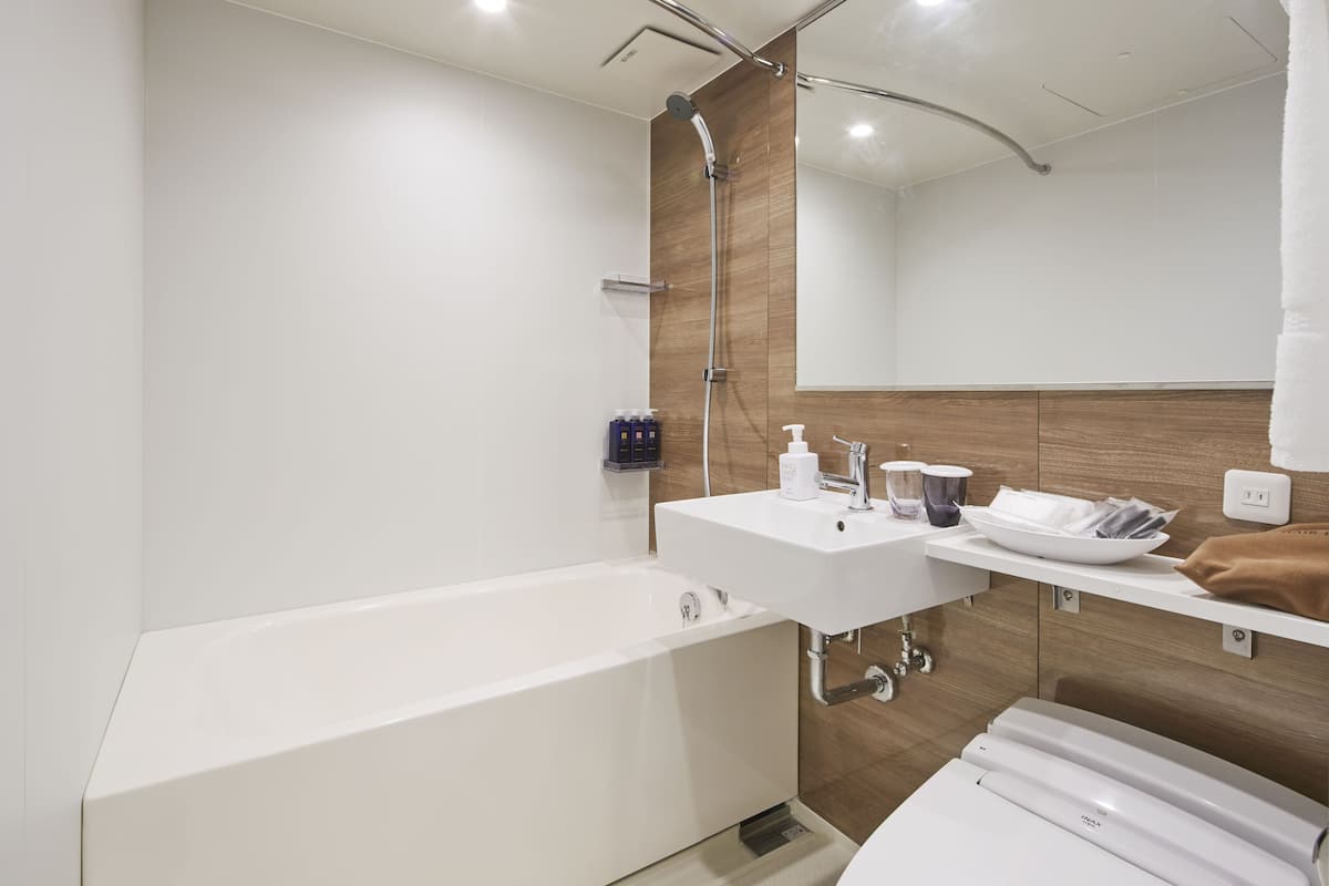 Duschwanne, kostenlose Toilettenartikel, Haartrockner, Hausschuhe