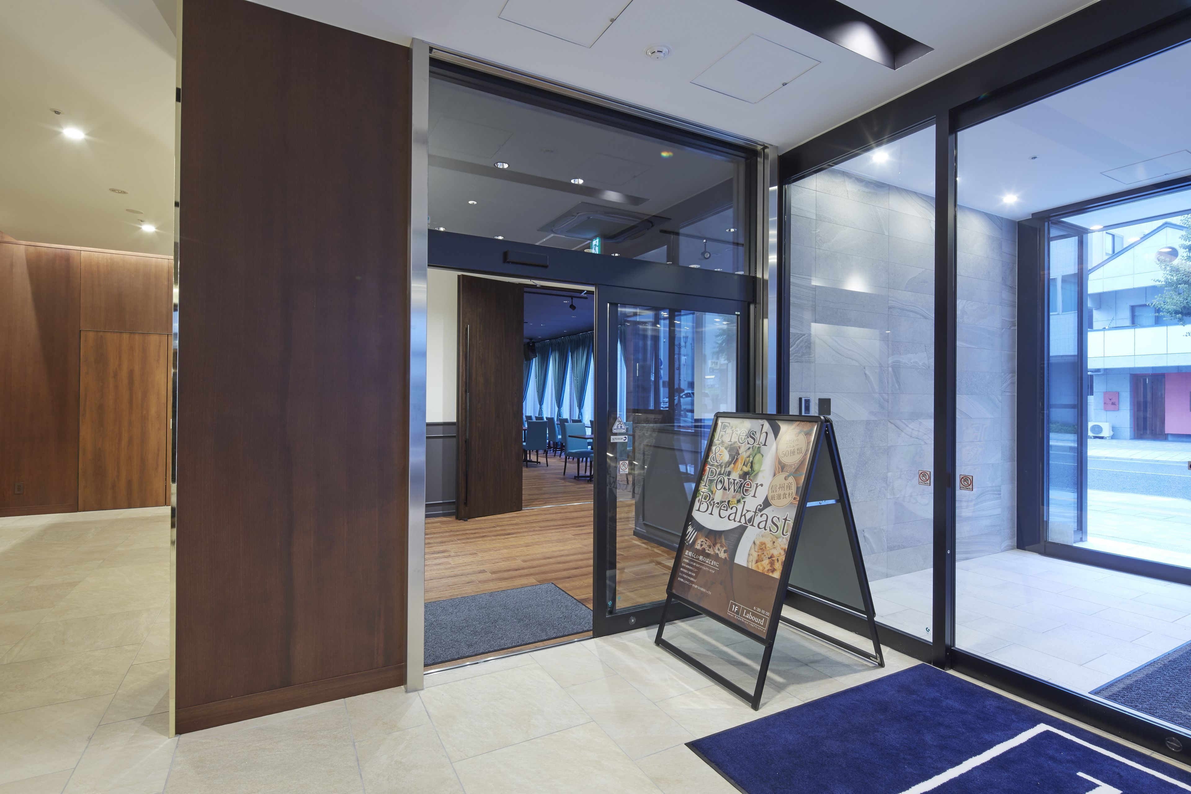 daily buffet breakfast (jpy 2000 per person)