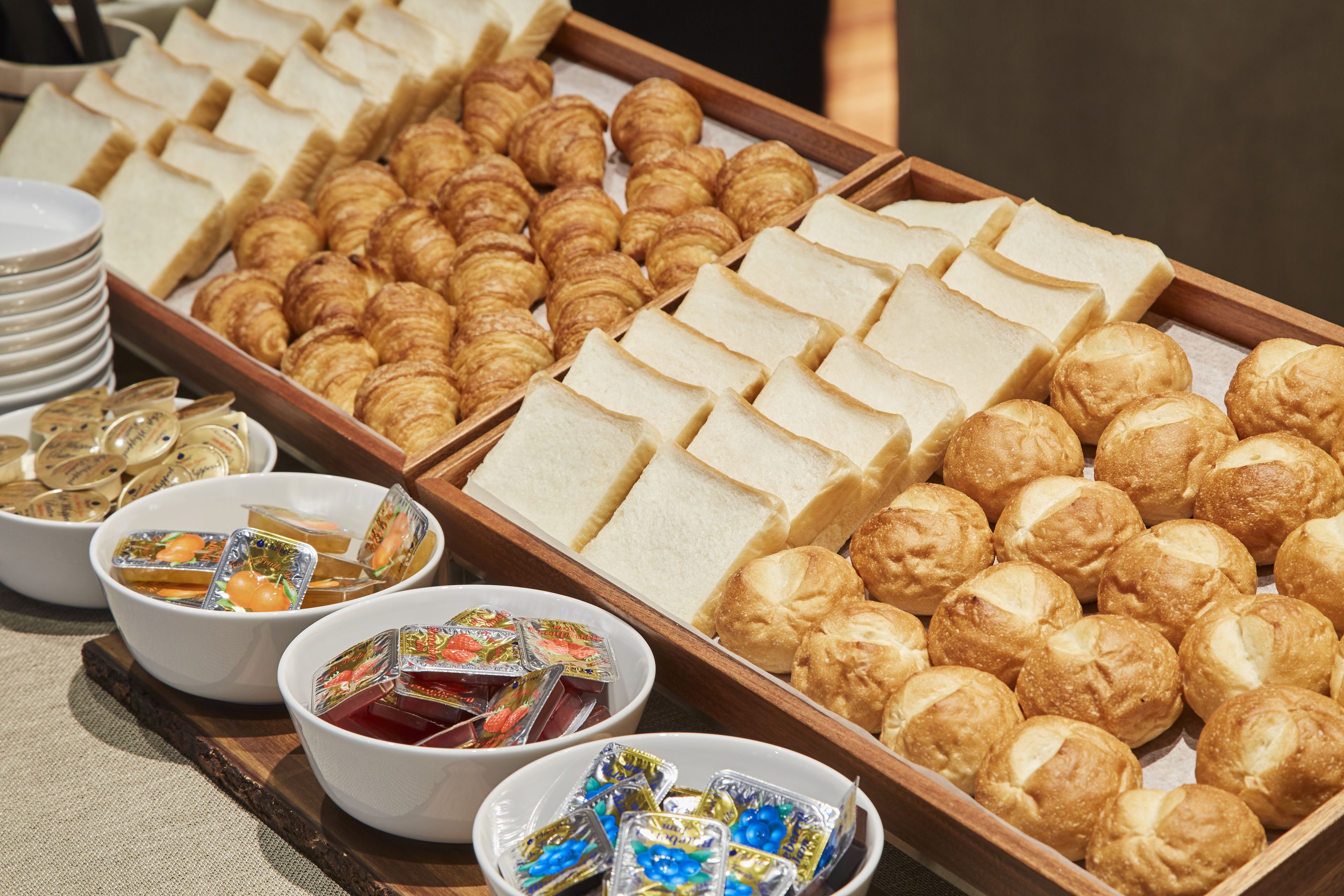 Ein Buffet mit verschiedenen Gebäcken, Brot und Desserts.