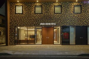 Fachada de la propiedad por la tarde o noche