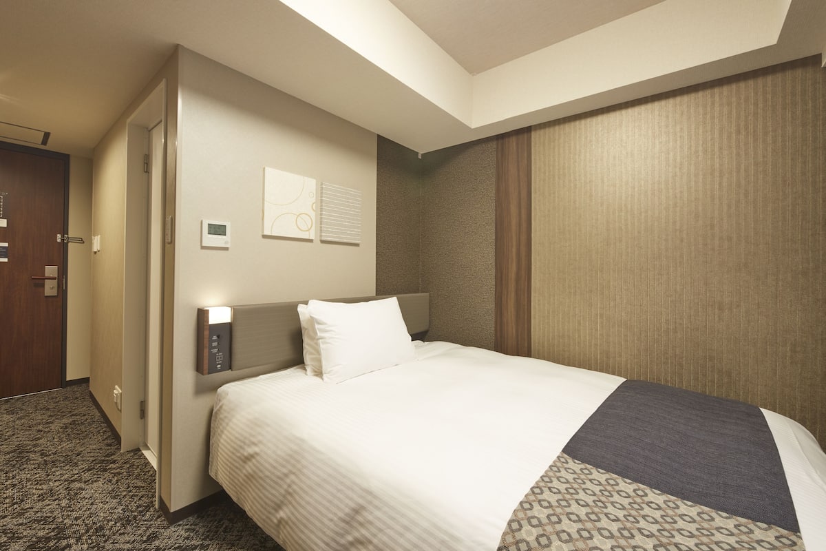 desk, iron/ironing board, free wifi