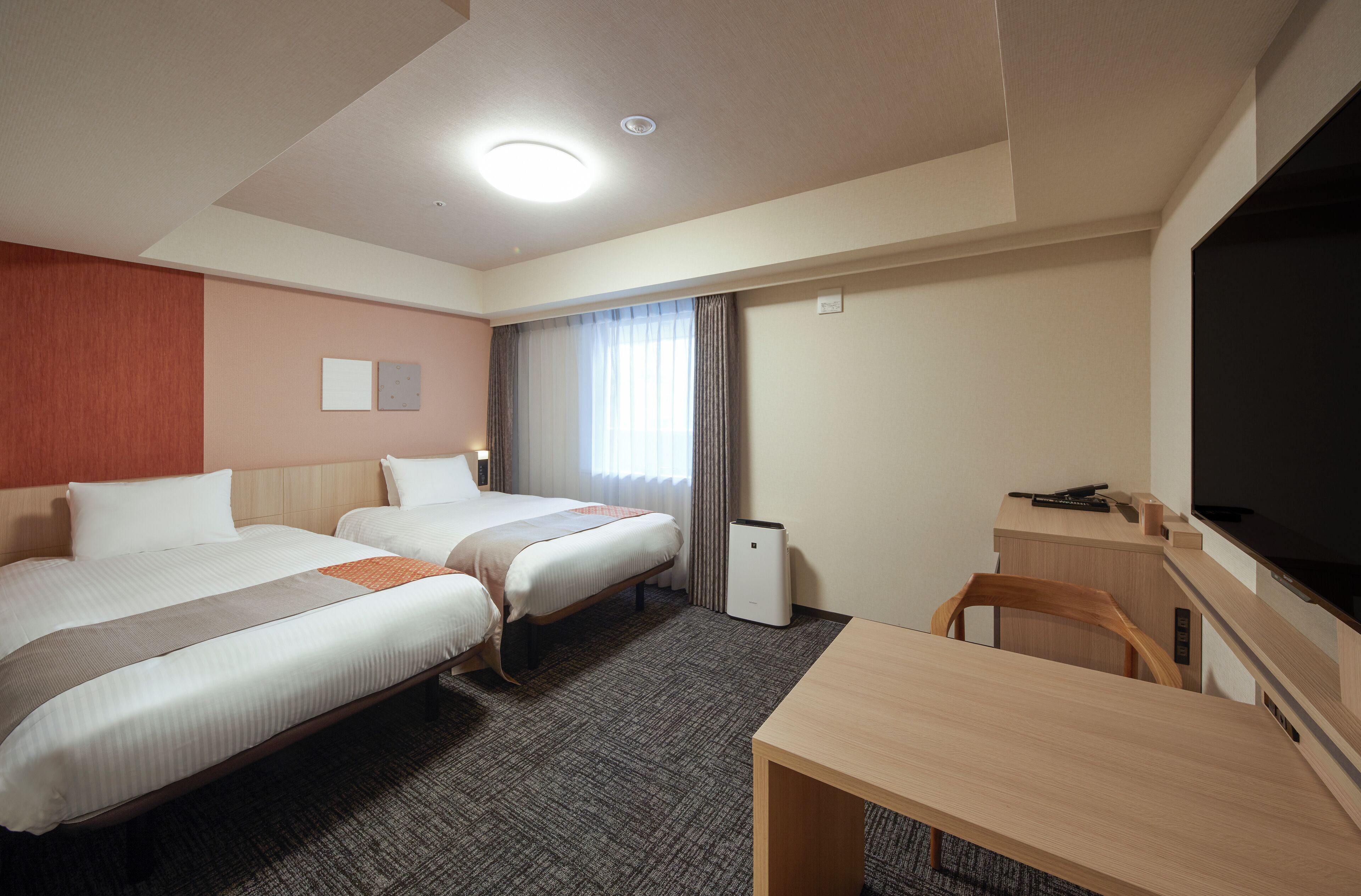 Escriptori, planxa i posts de planxar i wifi gratuïta 