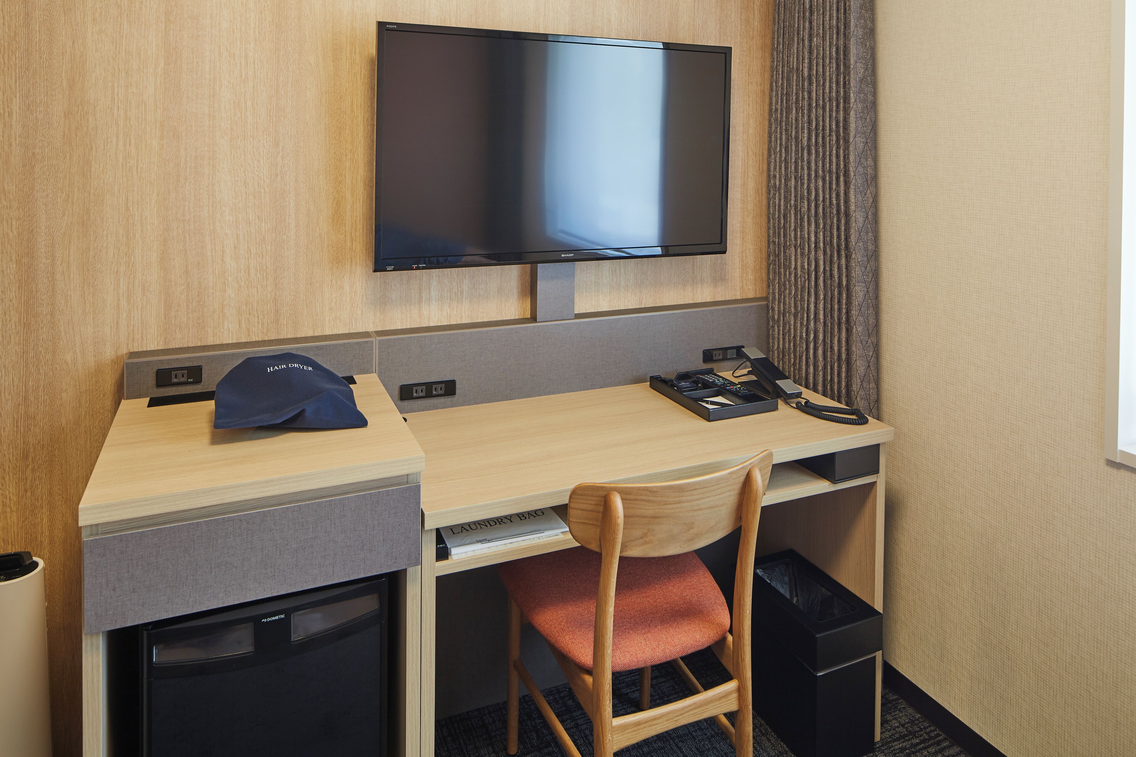 Escriptori, planxa i posts de planxar i wifi gratuïta 