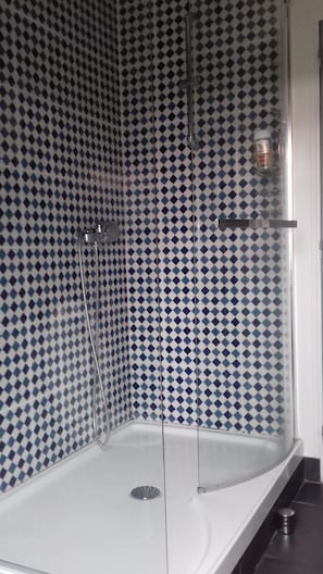 Duschwanne, Haartrockner, Toilettenpapier