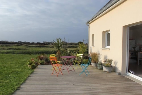 Casa junto al mar, 4 dormitorios, jardín y terraza.