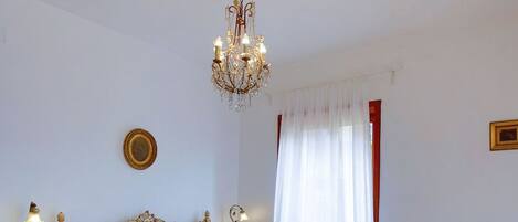 2 Schlafzimmer, Schreibtisch, Bügeleisen/Bügelbrett, Reisekinderbett