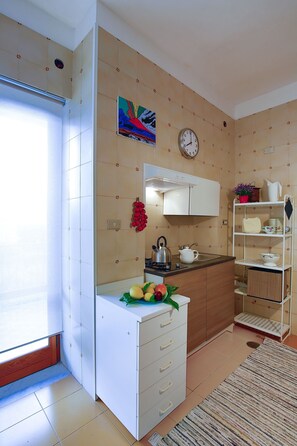 Fridge, microwave, stovetop, coffee/tea maker