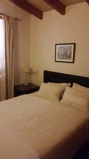 2 bedrooms, iron/ironing board, Internet, bed sheets