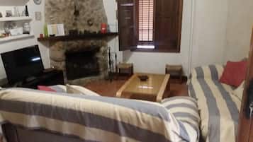 Tv, pejs, dvd-afspiller, bøger