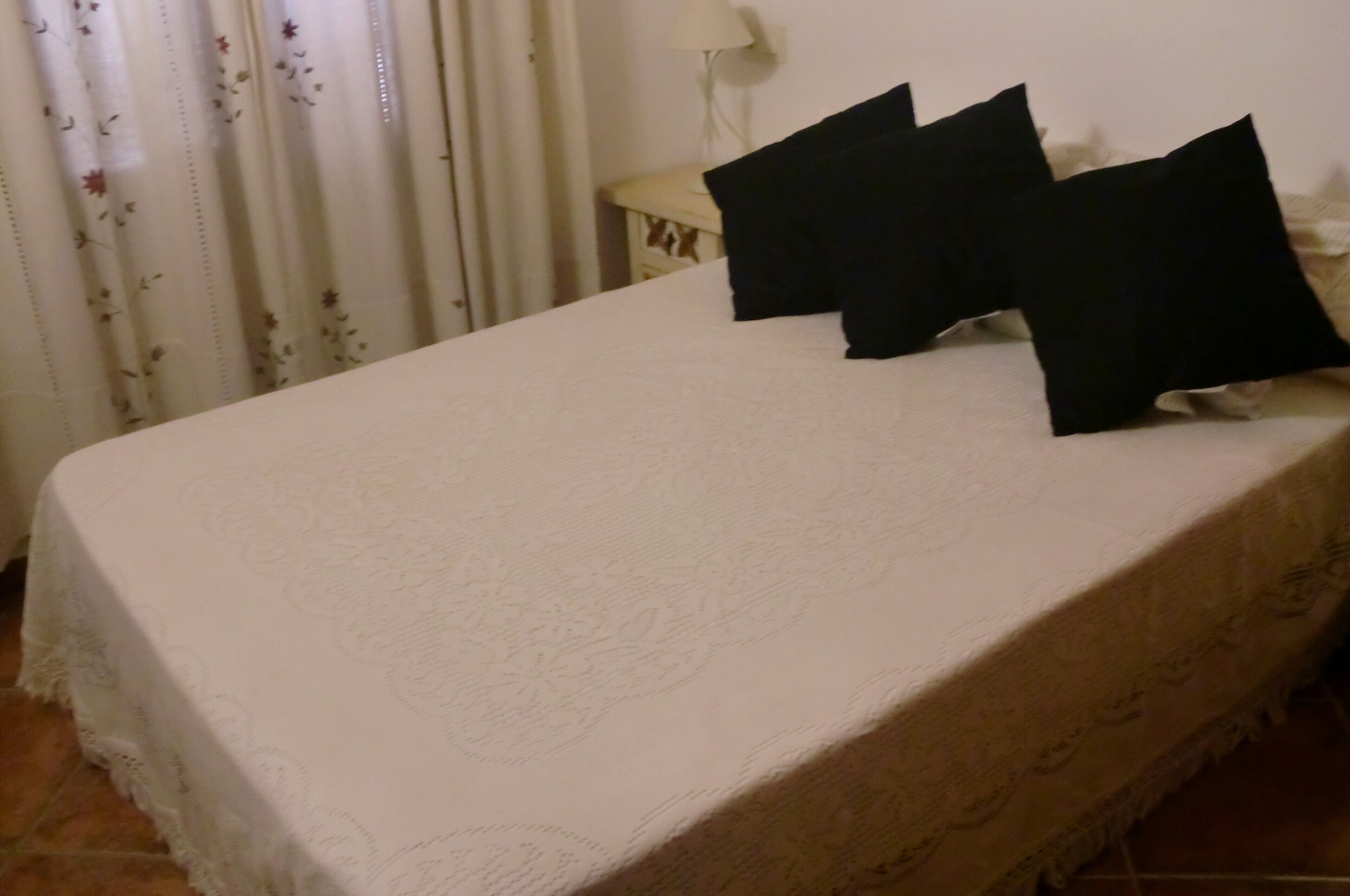 2 bedrooms, iron/ironing board, internet, bed sheets
