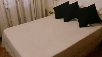 2 bedrooms, iron/ironing board, internet, bed sheets