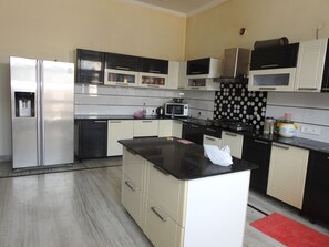 Geladeira, micro-ondas, fogão, lava-louças