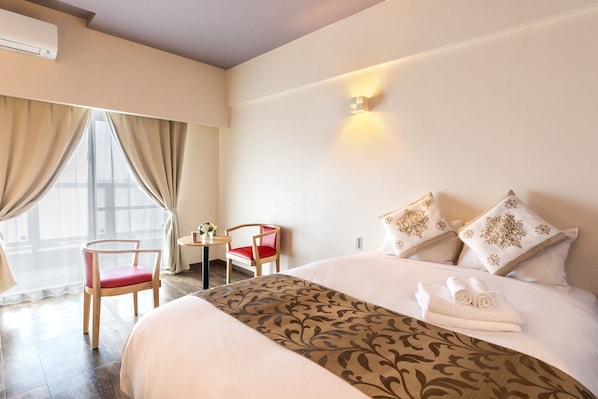 スタンダード ダブルルーム | デスク、WiFi (無料)、ベッドシーツ