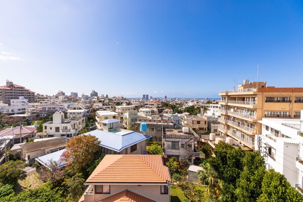 مكتب وواي فاي مجانًا وملاءات أسرّة