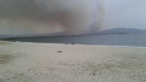 Nær stranden og strandhåndklær