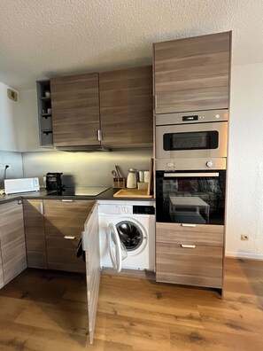 Een koelkast, een magnetron, een oven, een kookplaat