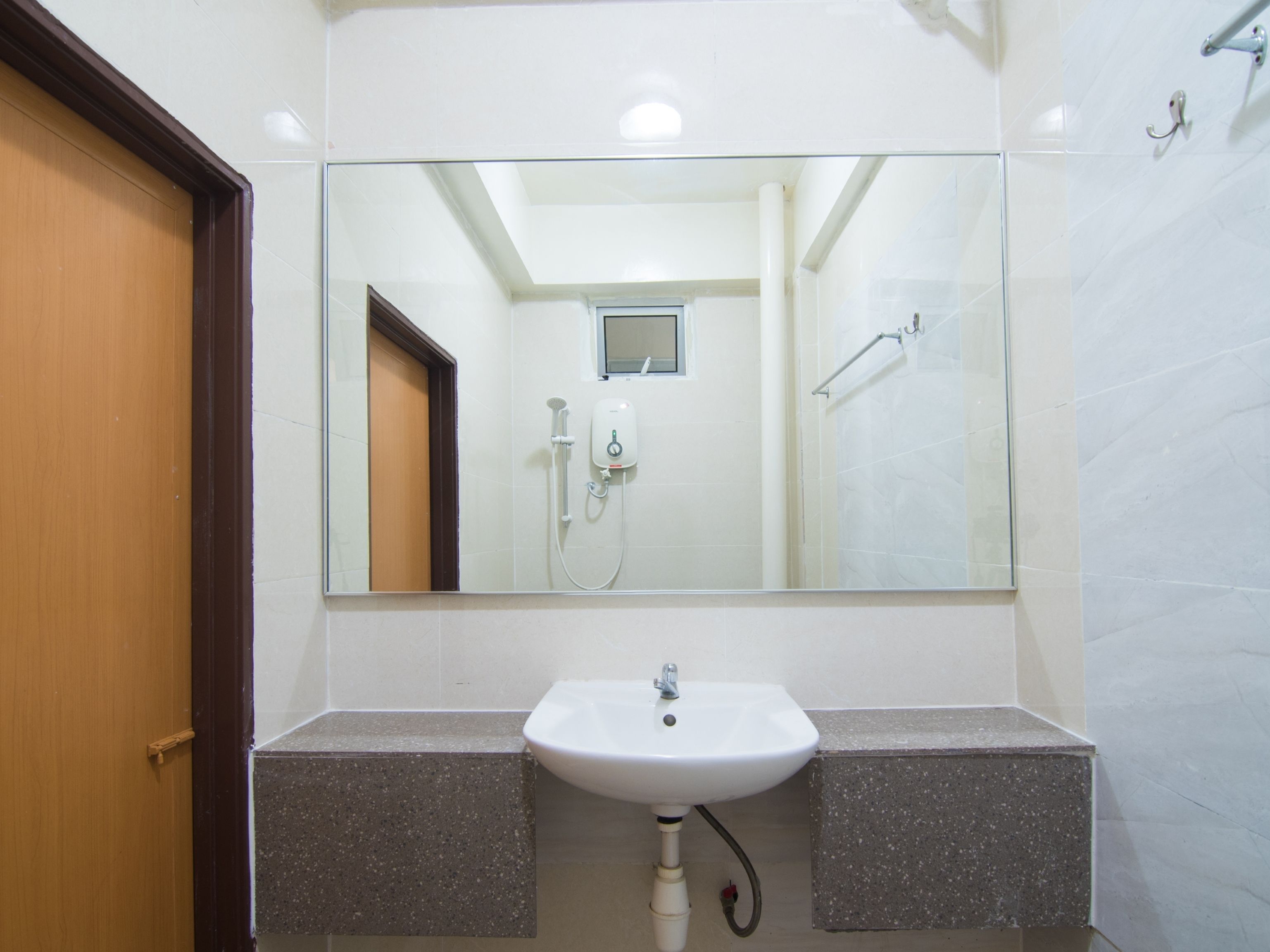 deluxe twin room | bathroom sink