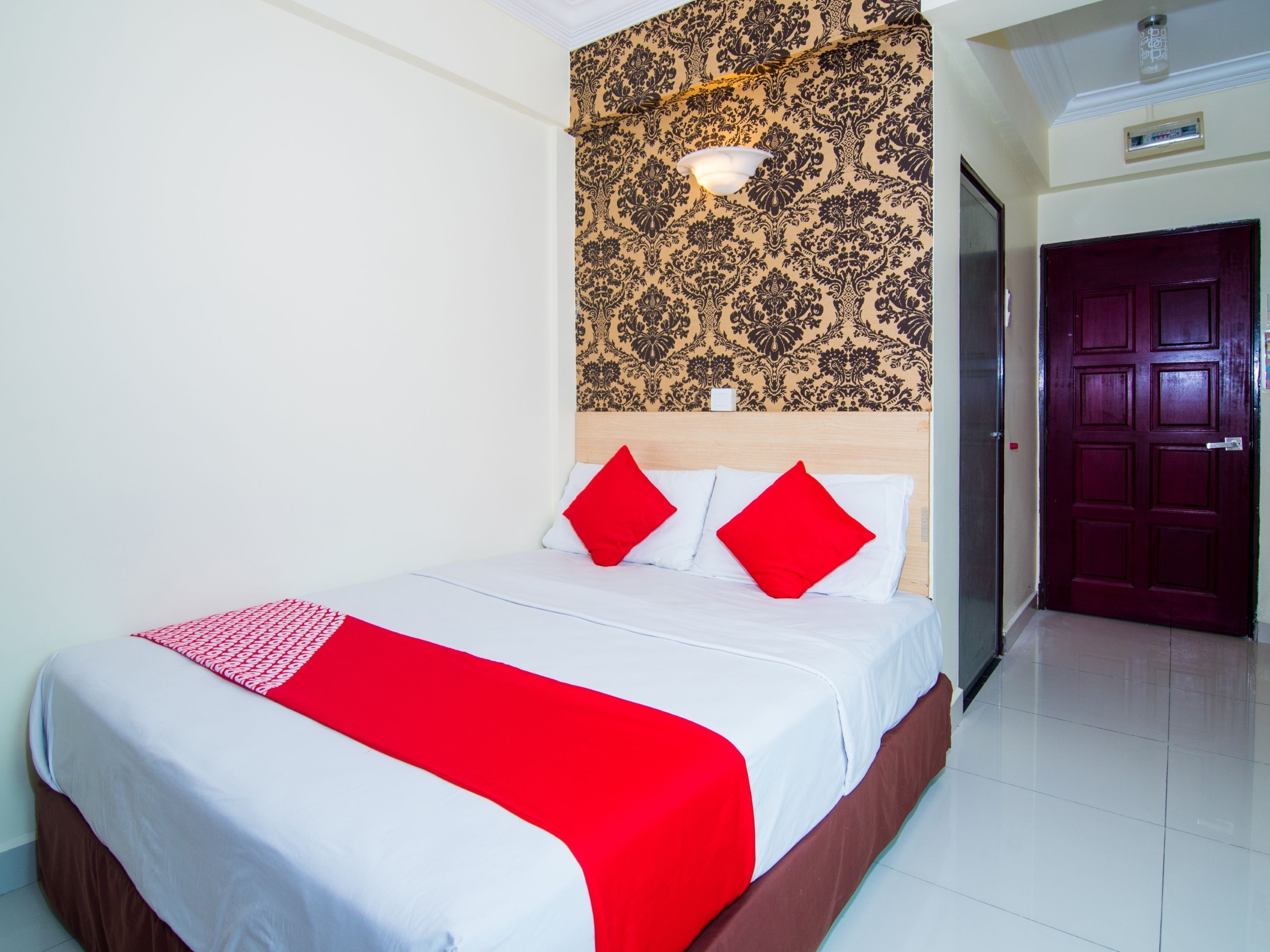 deluxe double room, 1 queen bed | free wifi, bed sheets
