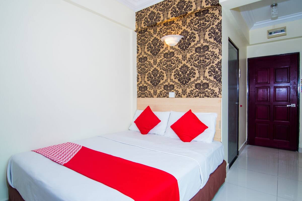 Deluxe Double Room, 1 Queen Bed | Free WiFi, bed sheets