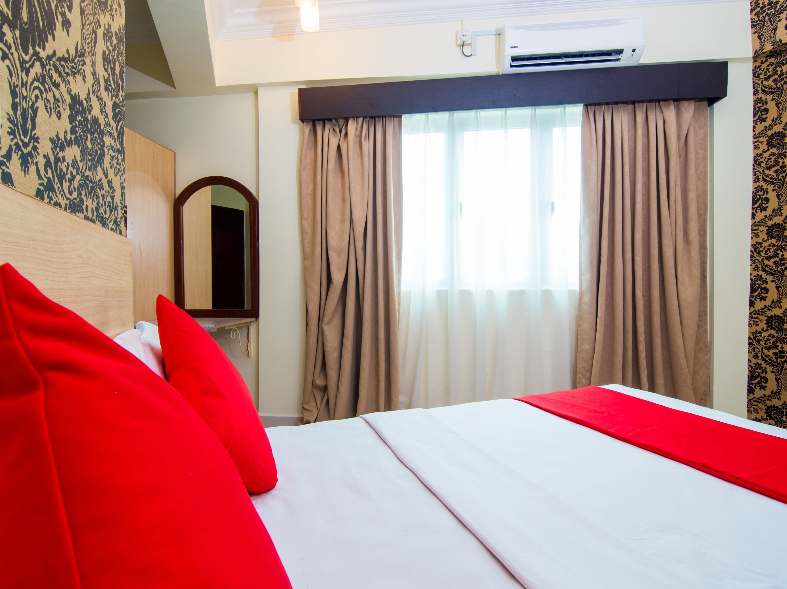deluxe double room, 1 queen bed | free wifi, bed sheets