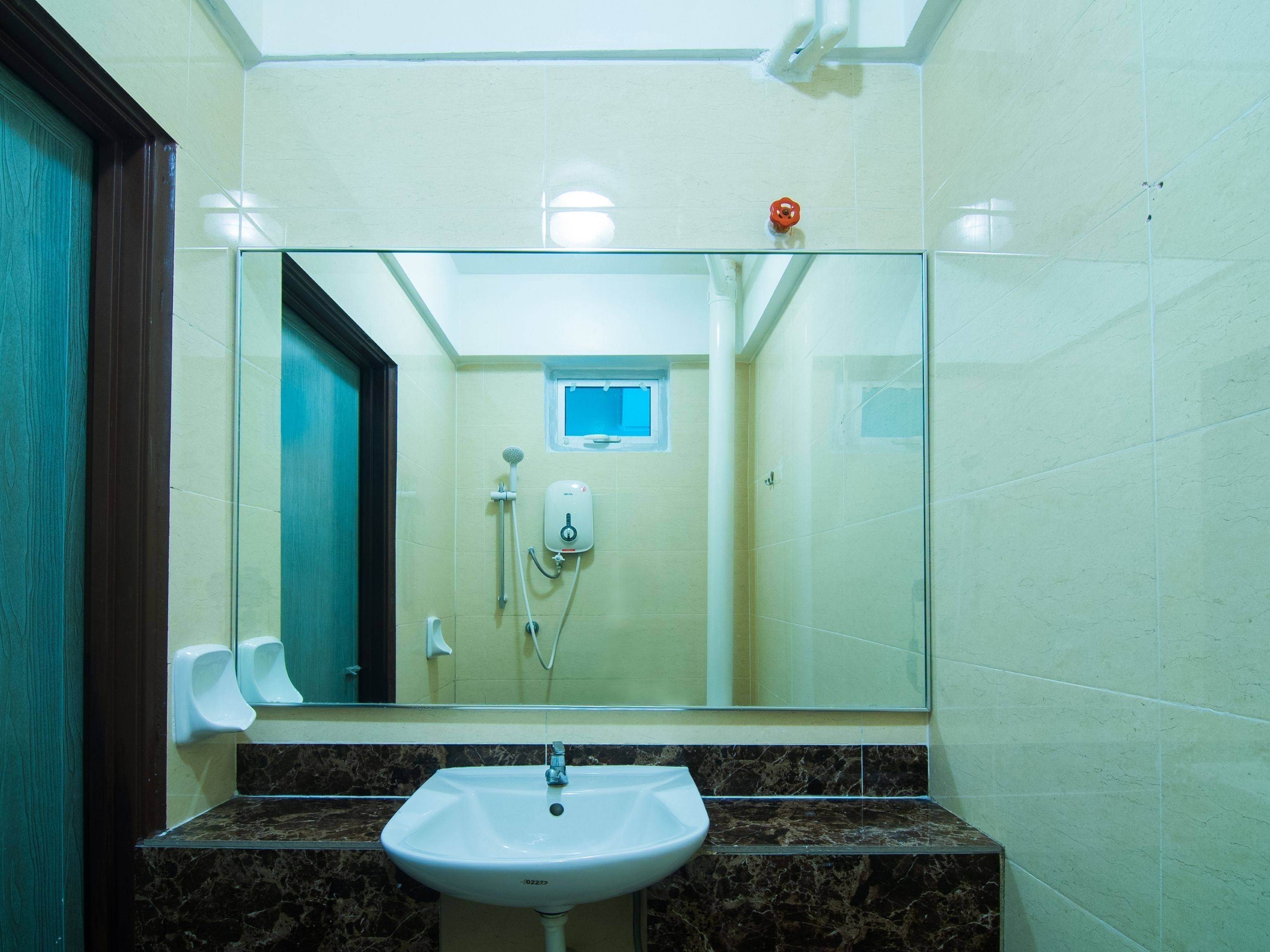 deluxe double room, 1 queen bed | bathroom sink