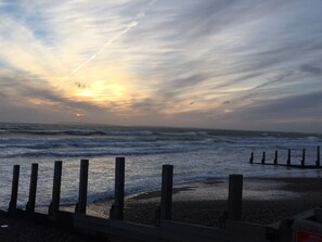 Nær stranden og strandhåndklær