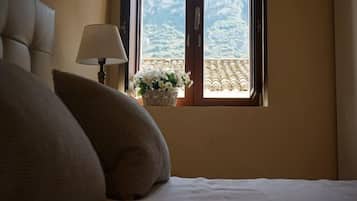 4 bedrooms, desk, iron/ironing board, WiFi