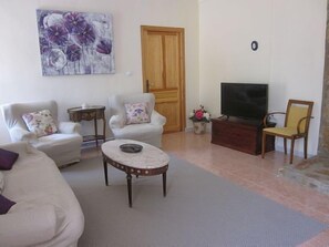 Fernseher, Kamin, Bücher