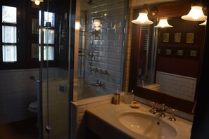 Shower, hair dryer, bidet, towels - HOLIDAY HOUSING WITH CHARM "LA MILONGA" (BELONCIO-PILOÑA)