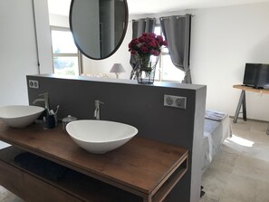 4 bedrooms, iron/ironing board, bed sheets - CHARMING VILLA IN BONIFACIO STONES (BONIFACIO)