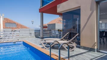 Alberca al aire libre, alberca climatizada y camastros