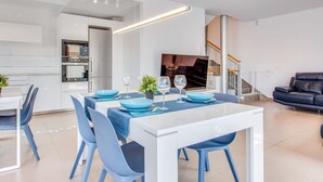 Una cocina moderna con armarios blancos y horno integrado.