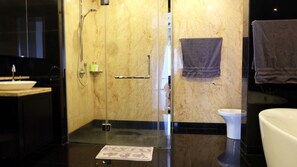Appartement familial, 3 chambres | Salle de bain | Ensemble baignoire-douche, articles de toilette (gratuits)