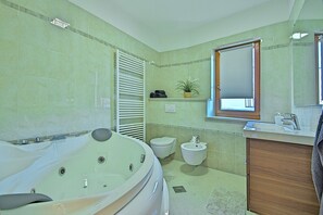 Een bad, een haardroger, een bidet, handdoeken