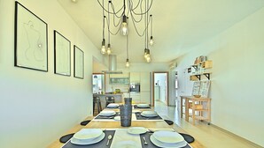 Une cuisine moderne avec un coin repas aménagé pour prendre un repas.