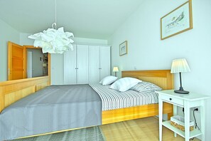 8 bedrooms, iron/ironing board, WiFi, bed sheets