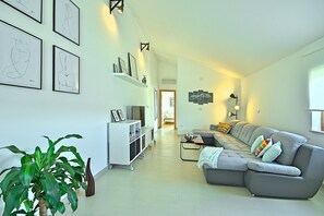 Smart TV, foosball, table tennis - Villa Toneli for an active family vacation with salt pool (Barban, Istria)