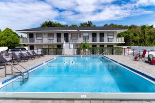 Szabadtéri medence, nyitva 9:00 és 19:00 között, napernyők