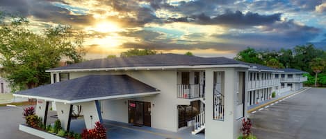 Vista frontal de la propiedad