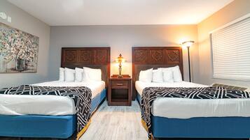 Premium kamer | Individueel gedecoreerd, individueel gemeubileerd, een bureau