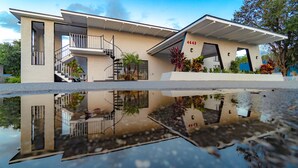 A modern two-story house with a balcony, a staircase, and a garage. - Sunshine Inn (Kissimmee)