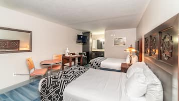 Ein Hotelzimmer mit Bett, Schreibtisch, Stuhl, Fernseher und Spiegel.