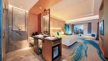 Rom | Safe på rommet, skrivebord, blendingsgardiner og lydisolert